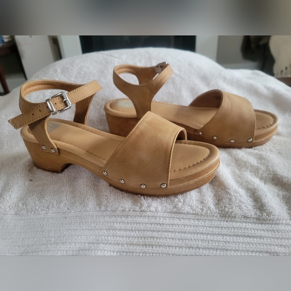 DV by Dolce Vita Shoes - dv dolce vita Kimberlay heeled & strap tan sandal w/silver embellishments size 5